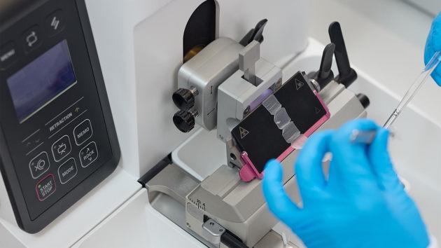 Microtome blades and cryostat blades in use