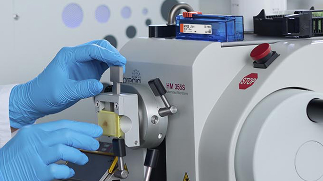 MX35 Ultra+ Microtome Blade in Use