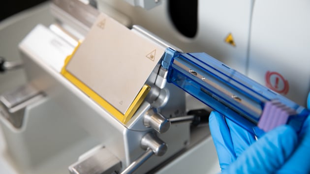 Use of microtome blades and cryostat blades